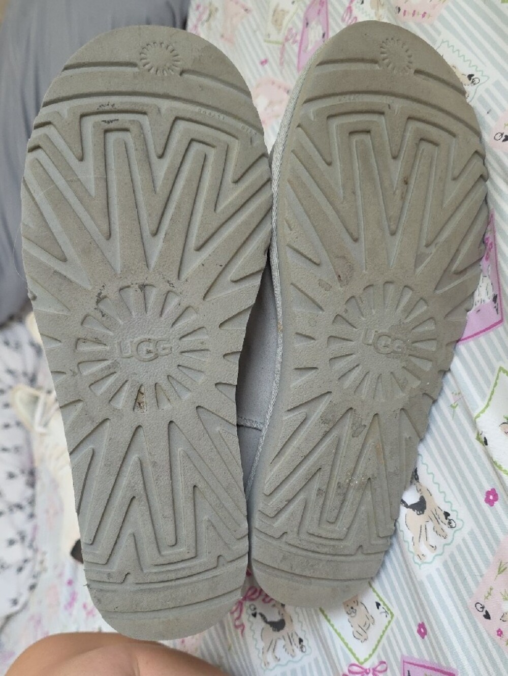 LIMITED RARE UGG Gray Shearling-Lined Boot Interior With Denim Stars And Sequin - Picture 9 of 9